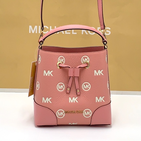 MICHAEL KORS
Mercer Small Logo Embossed Leather
Bucket Bag PRIMROSE COLOR - Picture 11 of 16